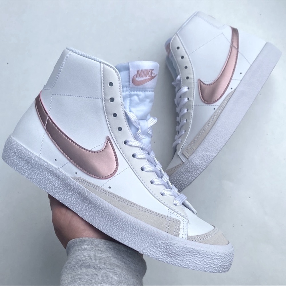 Nike Blazer Mid ‘77 in Rose Gold/White